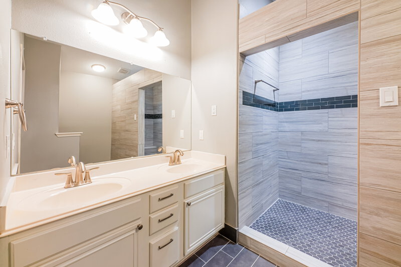 2,340/Mo, 5808 Orchard Spring Ct Pearland, TX 77581 Main Bathroom View