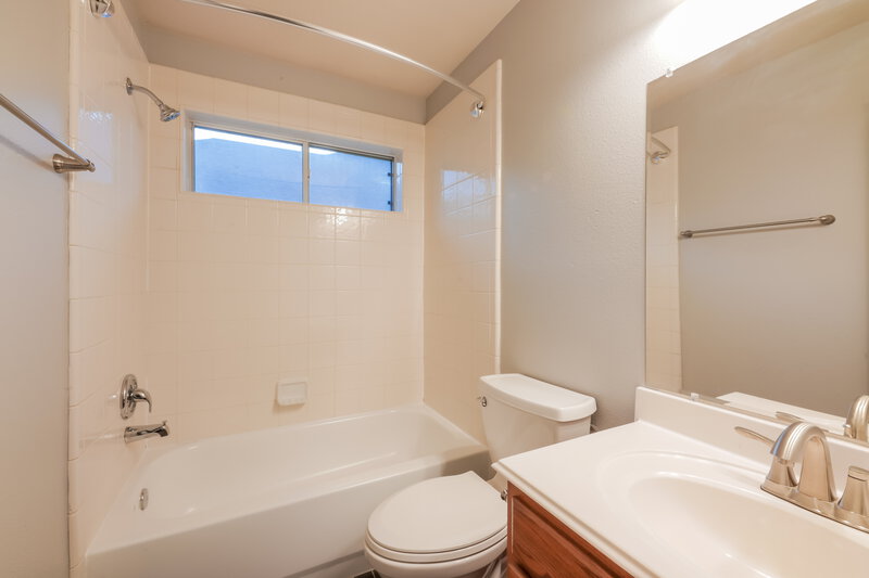 2,340/Mo, 5808 Orchard Spring Ct Pearland, TX 77581 Bathroom View