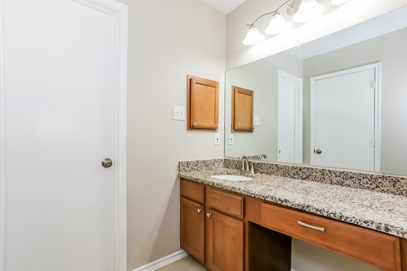 2,130/Mo, 12039 Green Coral Dr Houston, TX 77044 Main Bathroom View