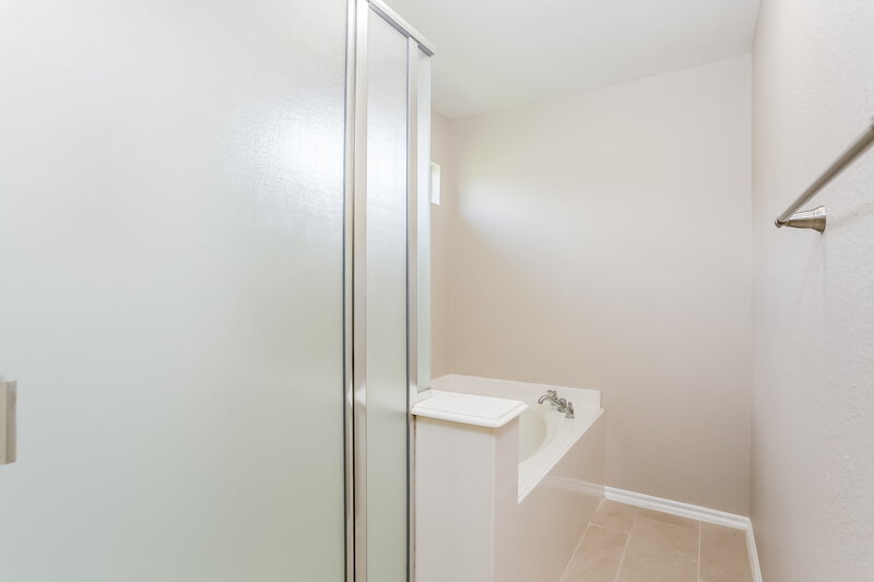 2,130/Mo, 12039 Green Coral Dr Houston, TX 77044 Main Bathroom View 2