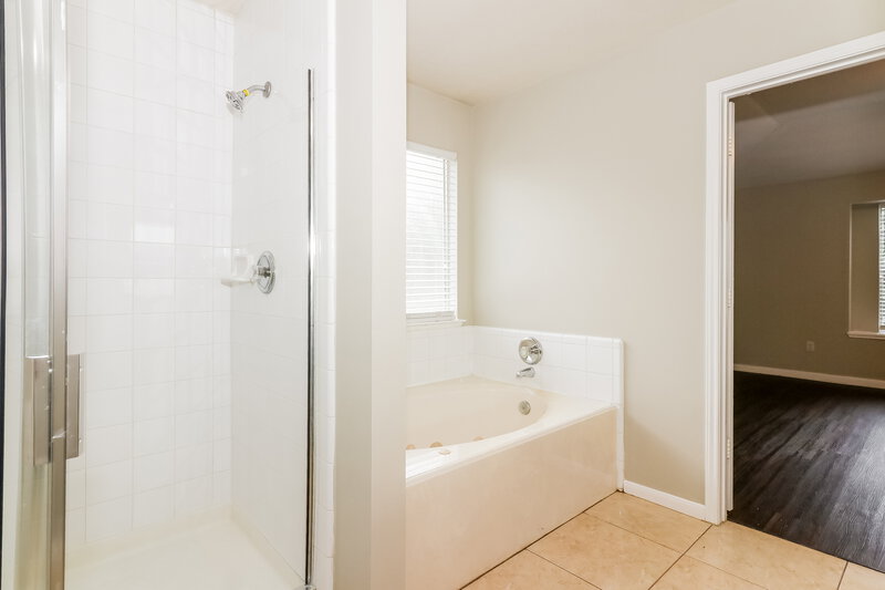 2,150/Mo, 3807 Wildhawk Dr Katy, TX 77449 Main Bathroom View