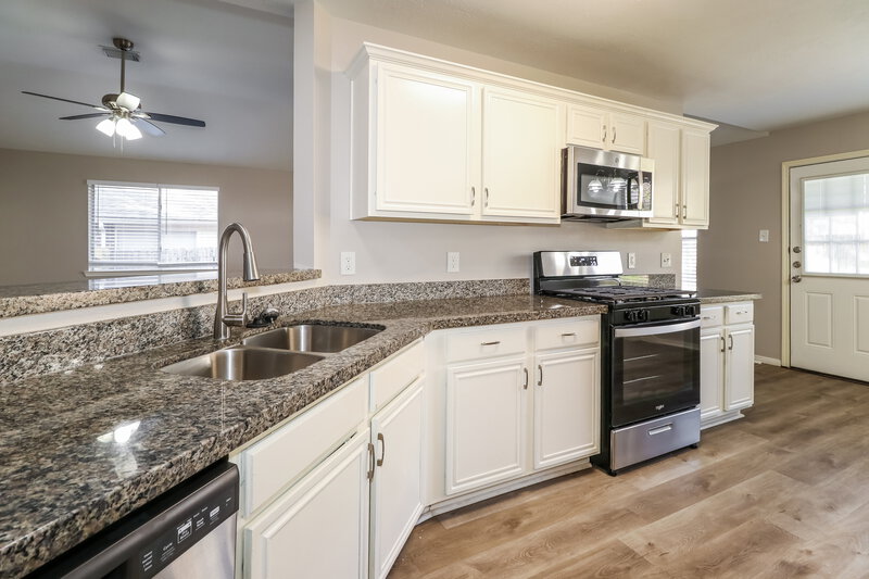 1,980/Mo, 12080 La Salle River Rd Conroe, TX 77304 Kitchen View