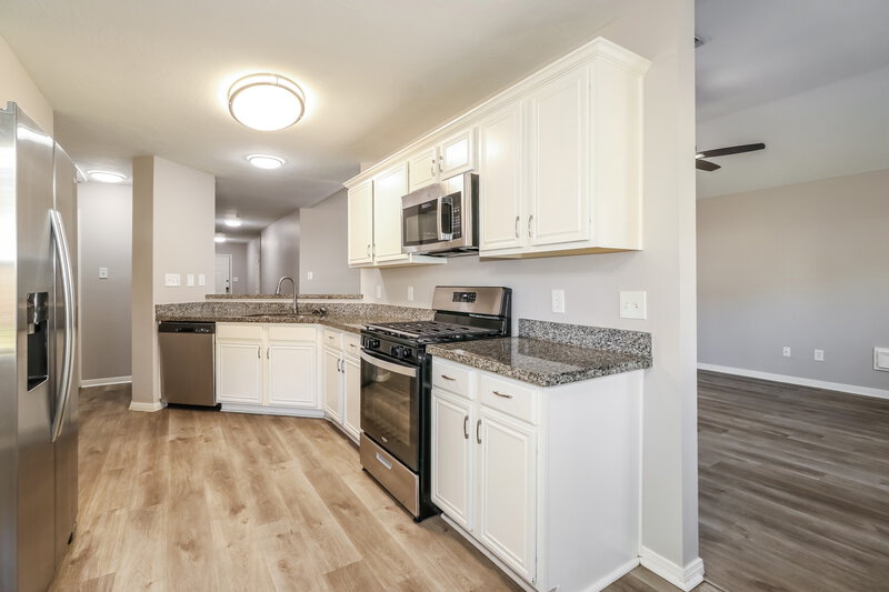 1,980/Mo, 12080 La Salle River Rd Conroe, TX 77304 Kitchen View 2