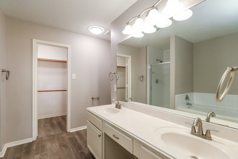 1,980/Mo, 12080 La Salle River Rd Conroe, TX 77304 Main Bathroom View