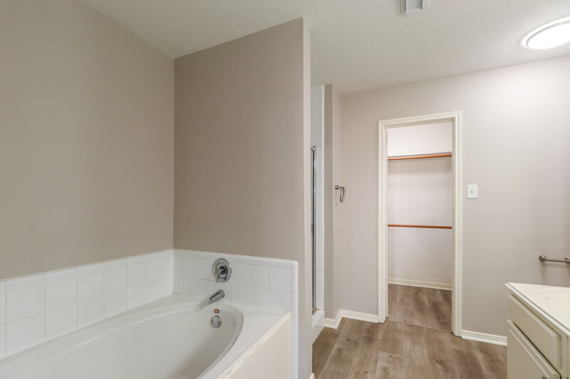 1,980/Mo, 12080 La Salle River Rd Conroe, TX 77304 Main Bathroom View 2