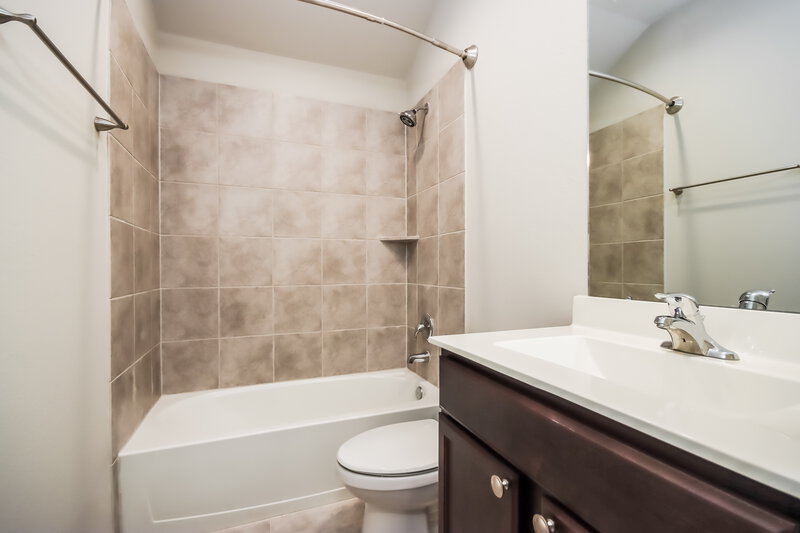 1,980/Mo, 20117 Lecrete Mill Dr New Caney, TX 77357 Main Bathroom View