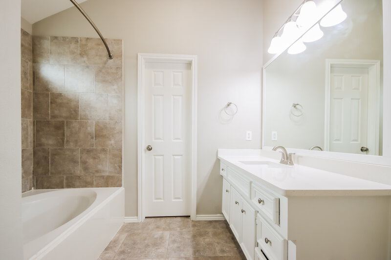 2,055/Mo, 12931 Palm Leaf Ct Houston, TX 77044 Main Bathroom View