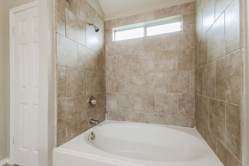 2,055/Mo, 12931 Palm Leaf Ct Houston, TX 77044 Main Bathroom View 2
