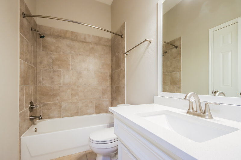 2,055/Mo, 12931 Palm Leaf Ct Houston, TX 77044 Bathroom View
