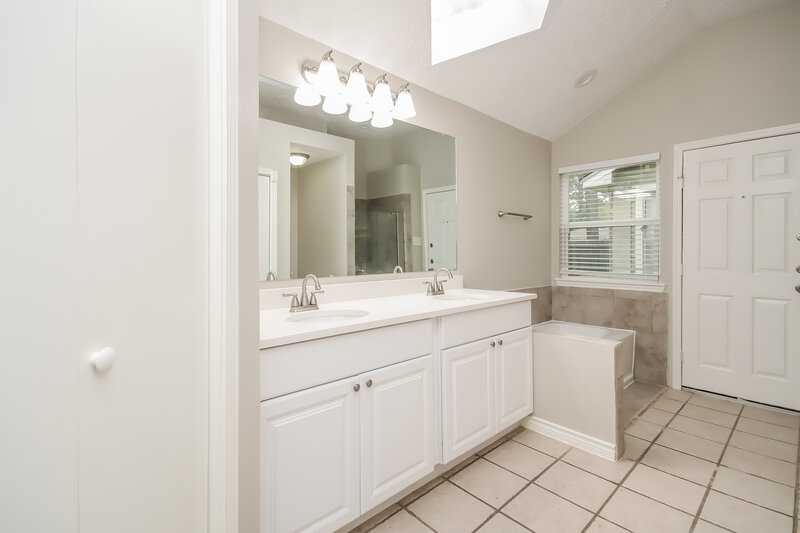 2,090/Mo, 1926 Havenhouse Dr Spring, TX 77386 Main Bathroom View