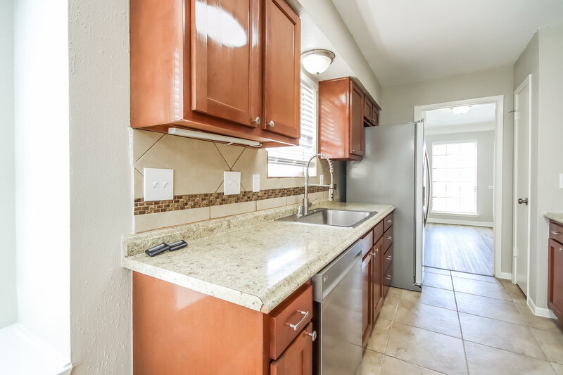 2,015/Mo, 1235 Park Ln Katy, TX 77450 Kitchen View 2