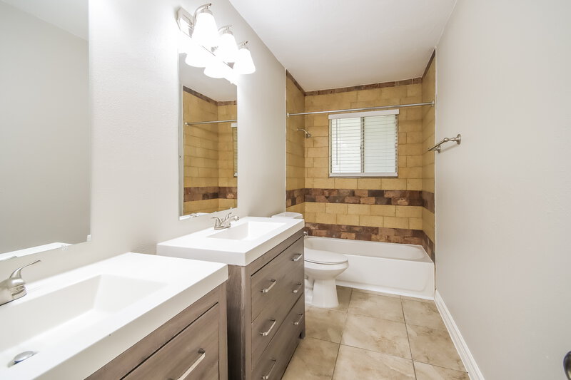 2,015/Mo, 1235 Park Ln Katy, TX 77450 Main Bathroom View