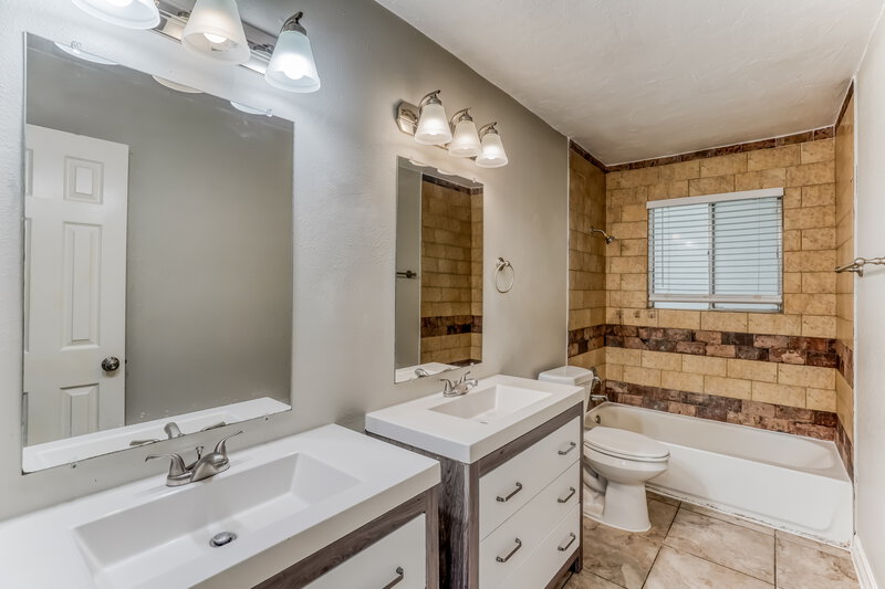 1,955/Mo, 1235 Park Ln Katy, TX 77450 Main Bathroom View