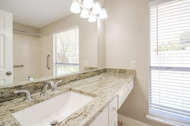 2,015/Mo, 1235 Park Ln Katy, TX 77450 Bathroom View