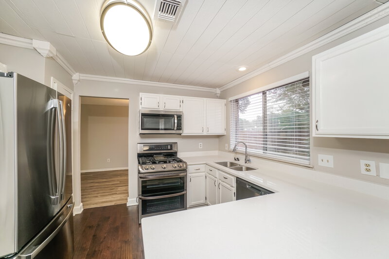 2,055/Mo, 9934 Totem Trl Houston, TX 77064 Kitchen View 2