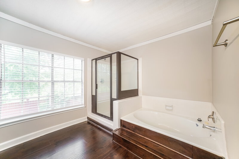 2,055/Mo, 9934 Totem Trl Houston, TX 77064 Main Bathroom View