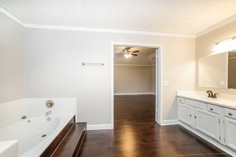 2,055/Mo, 9934 Totem Trl Houston, TX 77064 Main Bathroom View 2