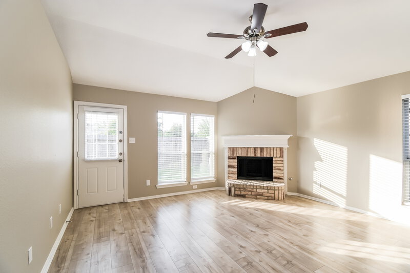 2,180/Mo, 822 Chase View Dr Bacliff, TX 77518 Living Room View