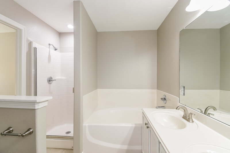 2,180/Mo, 822 Chase View Dr Bacliff, TX 77518 Main Bathroom View