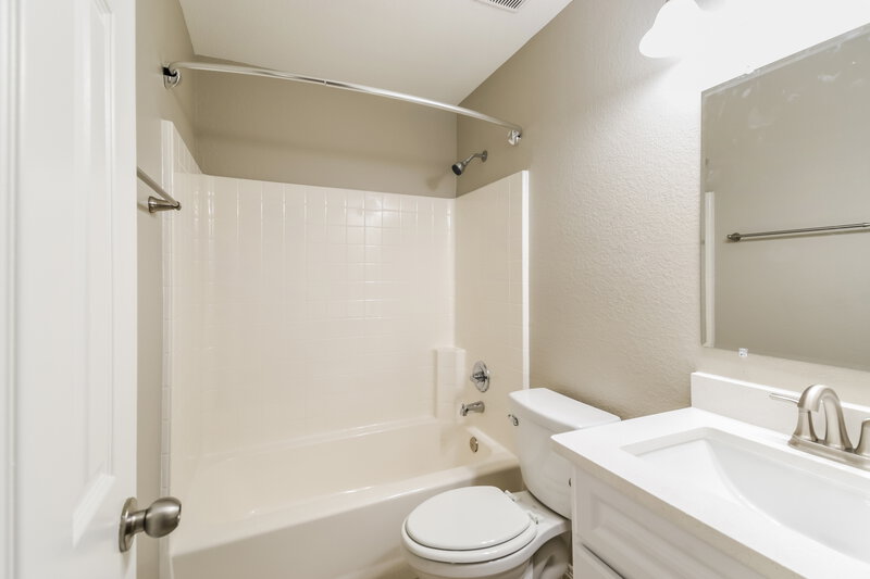 2,180/Mo, 822 Chase View Dr Bacliff, TX 77518 Bathroom View