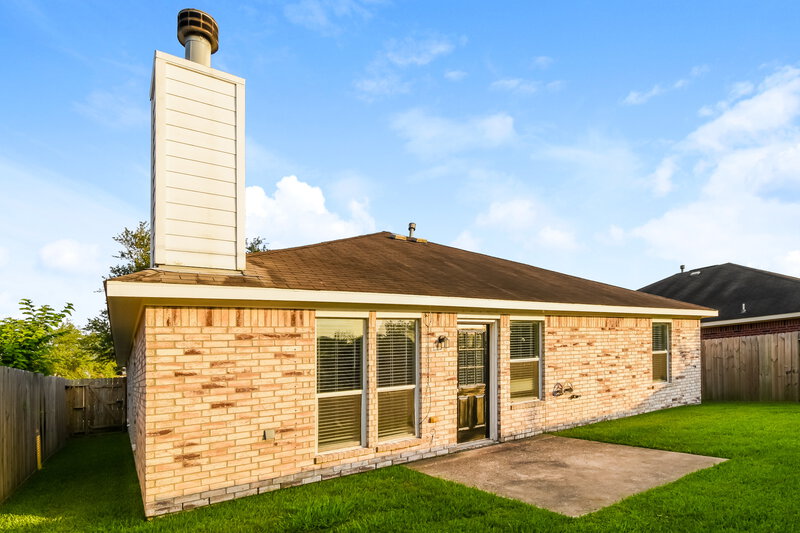 2,180/Mo, 822 Chase View Dr Bacliff, TX 77518 Rear View