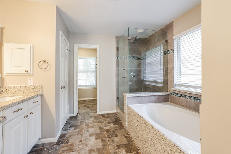 2,240/Mo, 14518 Southern Magnolia Cir Houston, TX 77044 Main Bathroom View