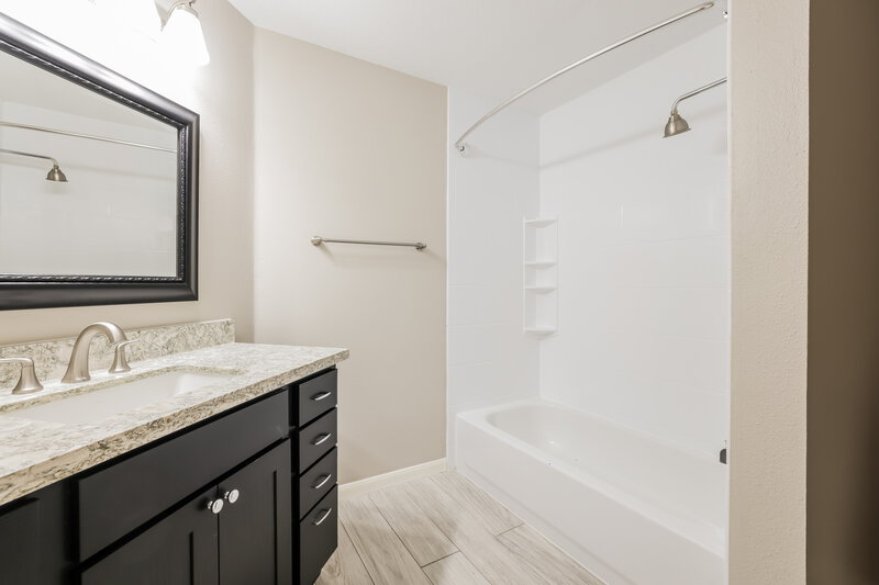 2,240/Mo, 14518 Southern Magnolia Cir Houston, TX 77044 Bathroom View