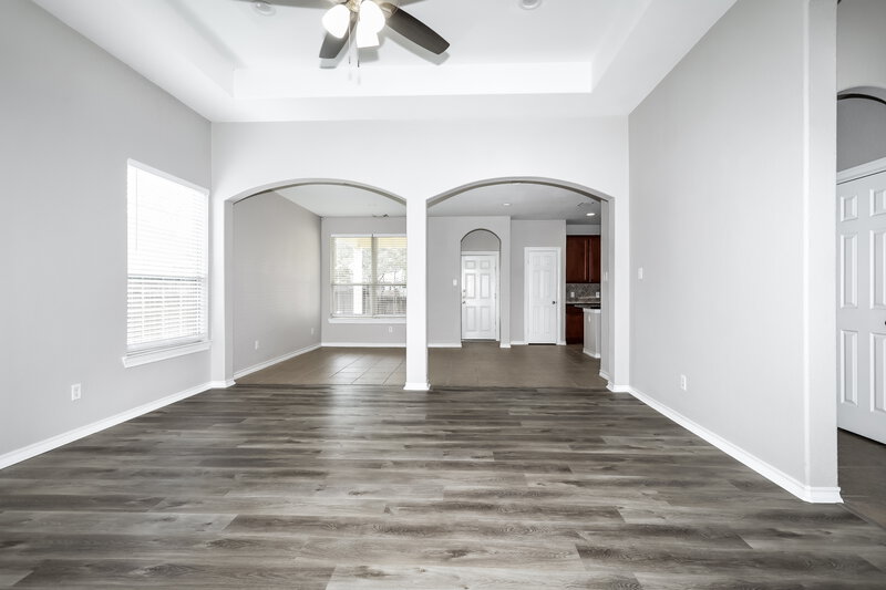 2,190/Mo, 34 W Montfair Blvd The Woodlands, TX 77382 Living Room View
