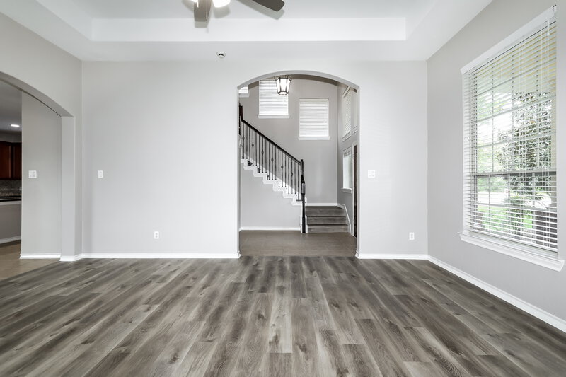 2,190/Mo, 34 W Montfair Blvd The Woodlands, TX 77382 Living Room View 2