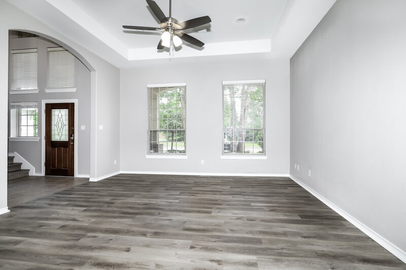 2,190/Mo, 34 W Montfair Blvd The Woodlands, TX 77382 Living Room View 3