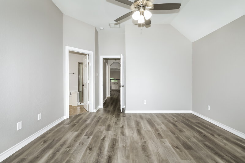2,190/Mo, 34 W Montfair Blvd The Woodlands, TX 77382 Main Bedroom View
