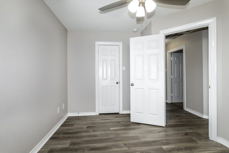 2,190/Mo, 34 W Montfair Blvd The Woodlands, TX 77382 Main Bedroom View 2