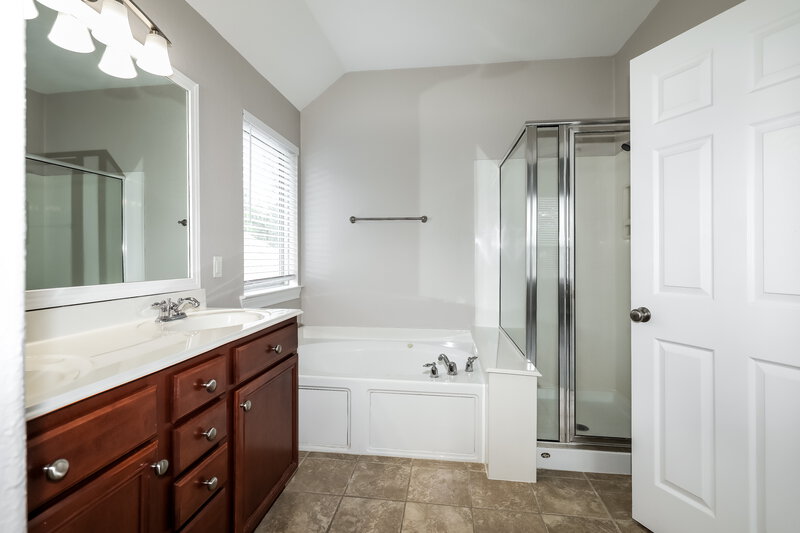 2,190/Mo, 34 W Montfair Blvd The Woodlands, TX 77382 Main Bathroom View