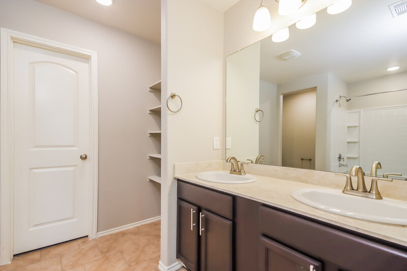 2,410/Mo, 23203 Joy Ridge Dr Spring, TX 77373 Main Bathroom View