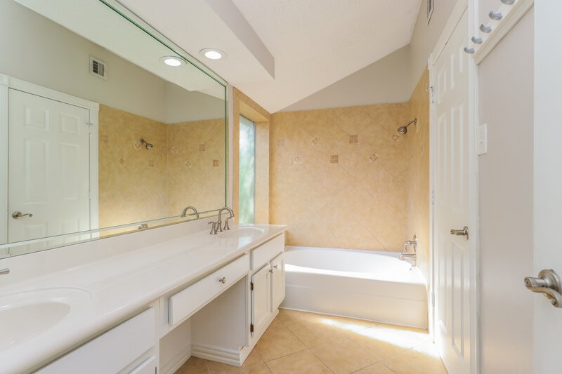 1,950/Mo, 7811 Goldengrove Dr Spring, TX 77379 Main Bathroom View