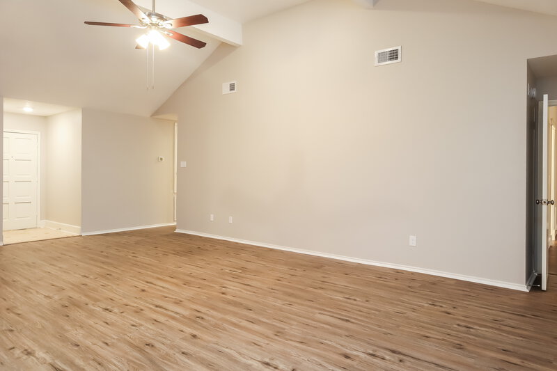 2,315/Mo, 6103 Nancet Dr Houston, TX 77041 Living Room View 2