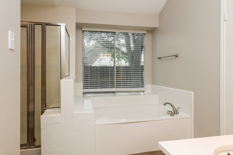 2,315/Mo, 6103 Nancet Dr Houston, TX 77041 Main Bathroom View