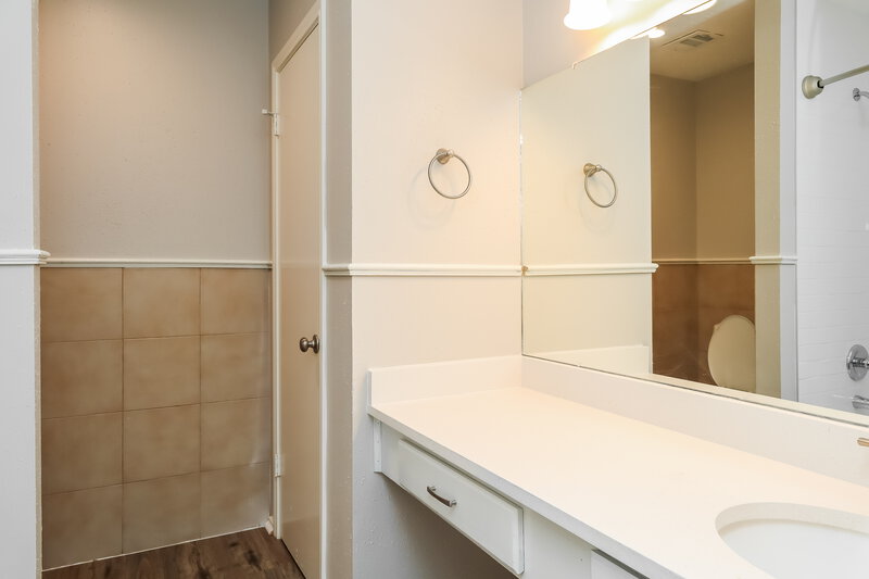 2,315/Mo, 6103 Nancet Dr Houston, TX 77041 Bathroom View