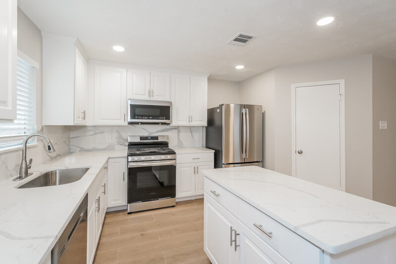 2,405/Mo, 13218 Nantucket Dr Sugar Land, TX 77478 Kitchen View 2