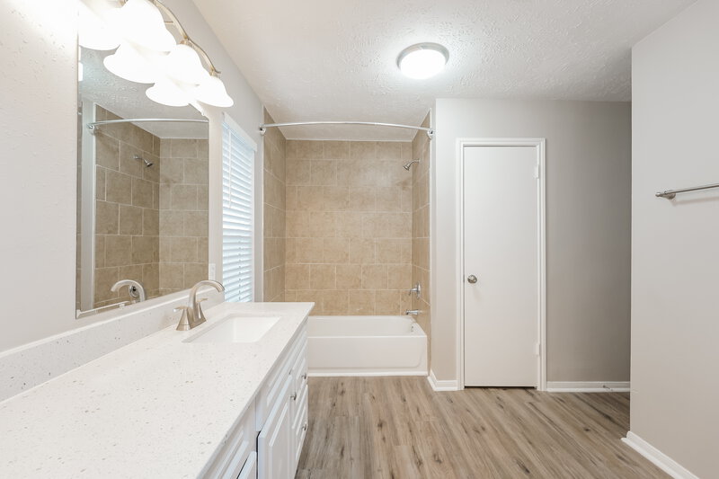 2,405/Mo, 13218 Nantucket Dr Sugar Land, TX 77478 Main Bathroom View