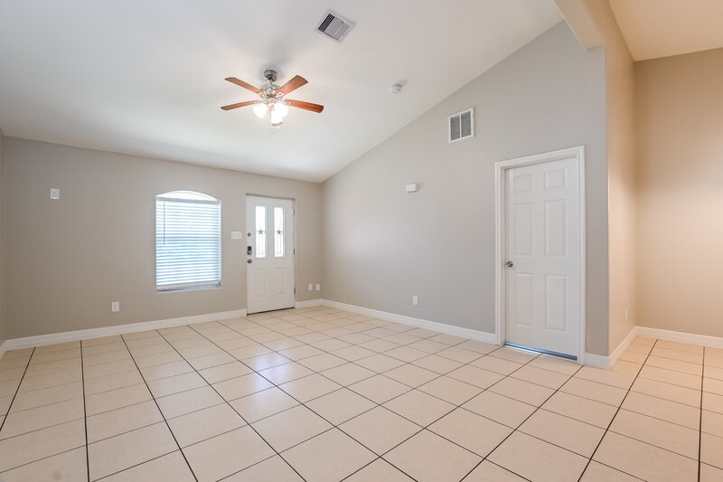 2,135/Mo, 425 N 7th St La Porte, TX 77571 Living Room View