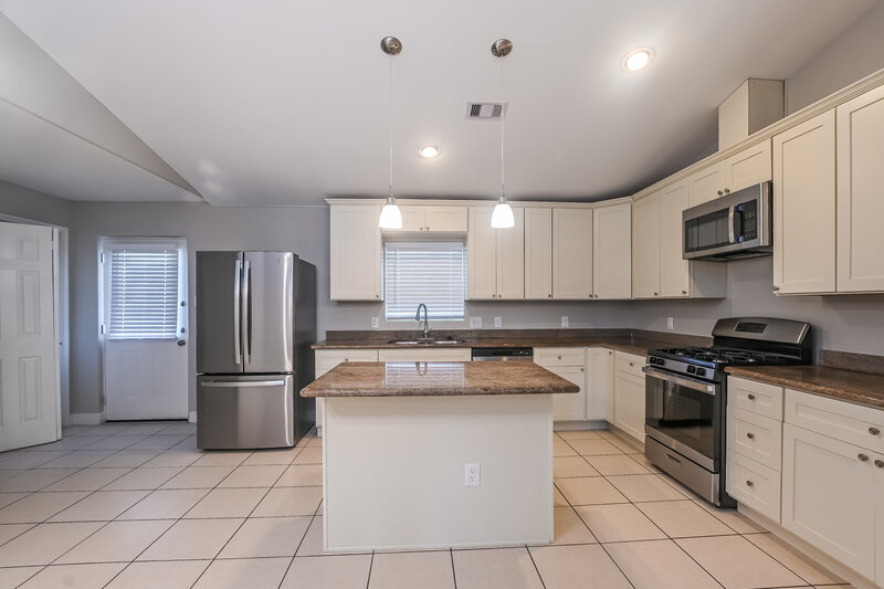 2,135/Mo, 425 N 7th St La Porte, TX 77571 Kitchen View