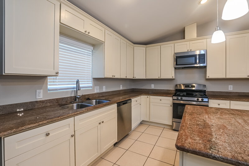 2,135/Mo, 425 N 7th St La Porte, TX 77571 Kitchen View 2