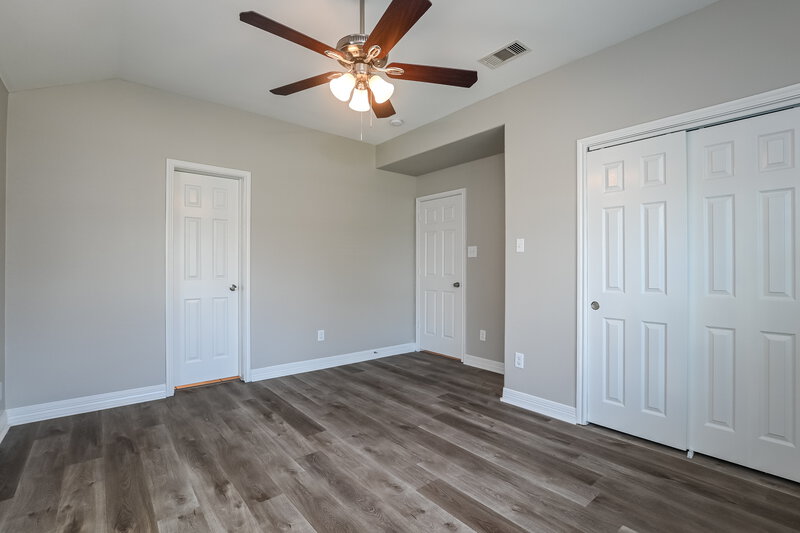 2,135/Mo, 425 N 7th St La Porte, TX 77571 Main Bedroom View 2