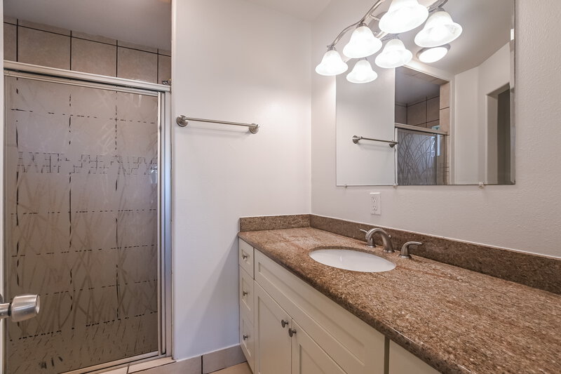 2,135/Mo, 425 N 7th St La Porte, TX 77571 Main Bathroom View