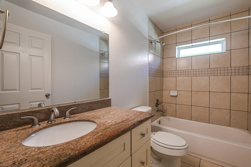 2,135/Mo, 425 N 7th St La Porte, TX 77571 Bathroom View
