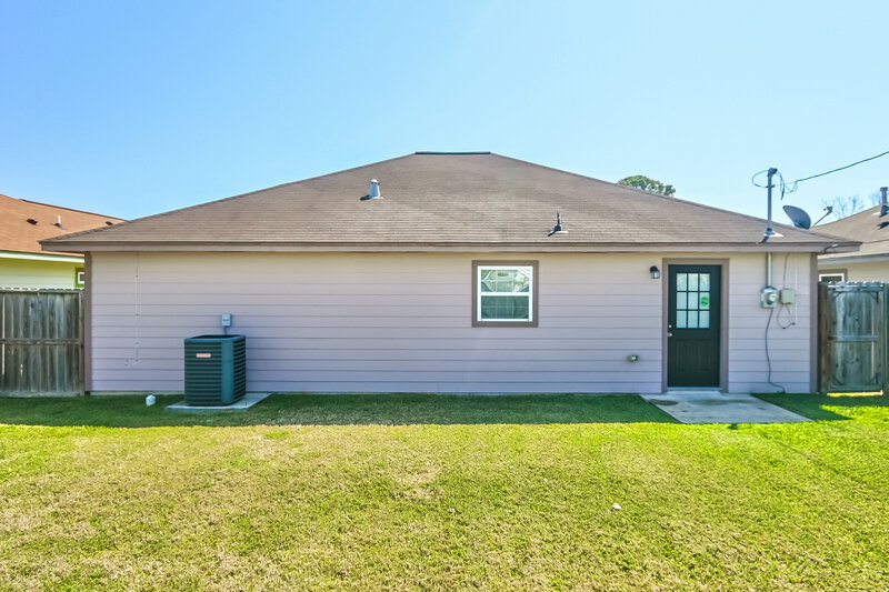 2,135/Mo, 425 N 7th St La Porte, TX 77571 Rear View