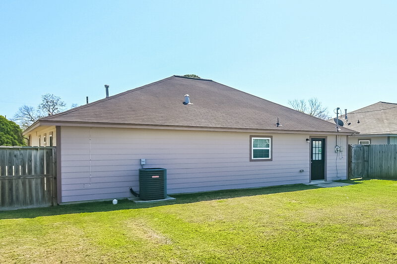 2,135/Mo, 425 N 7th St La Porte, TX 77571 Rear View 2