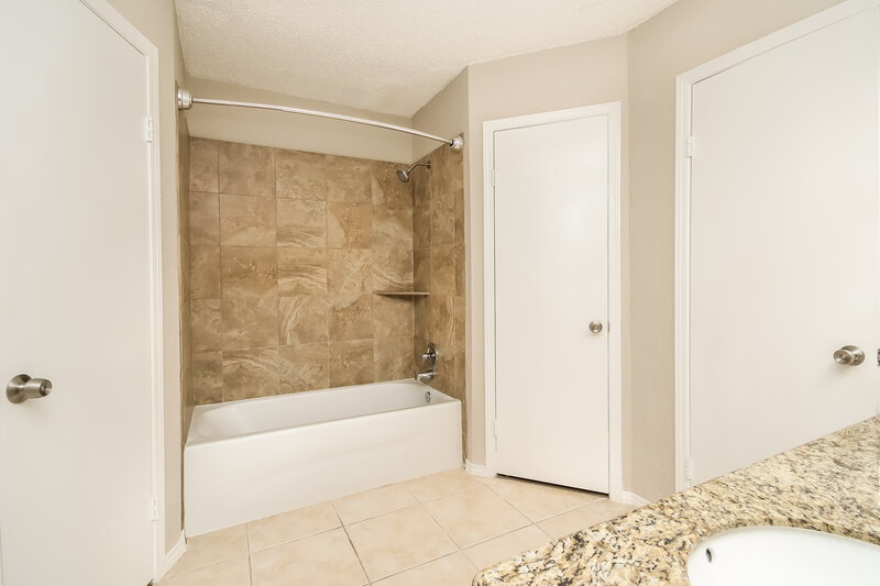 2,145/Mo, 5606 Dove Forest Ln Humble, TX 77346 Main Bathroom View