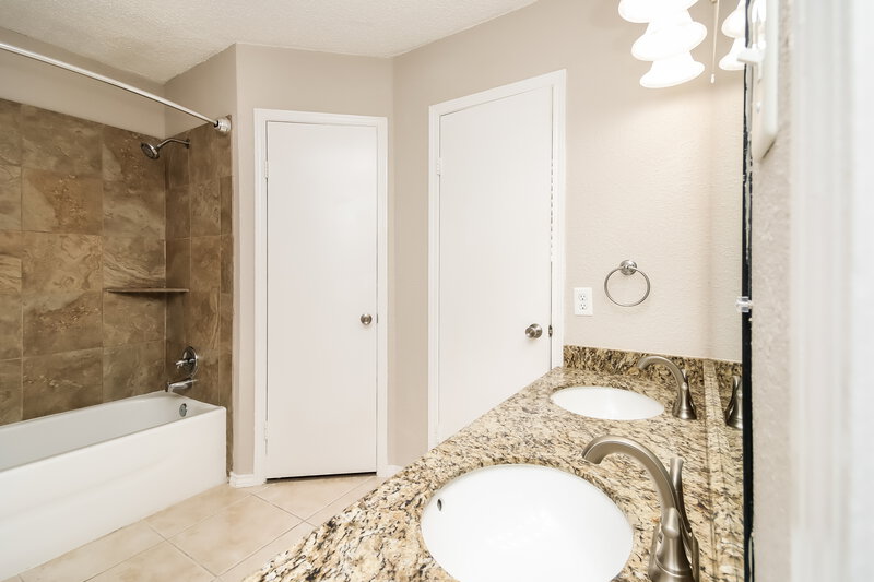 2,145/Mo, 5606 Dove Forest Ln Humble, TX 77346 Main Bathroom View 2